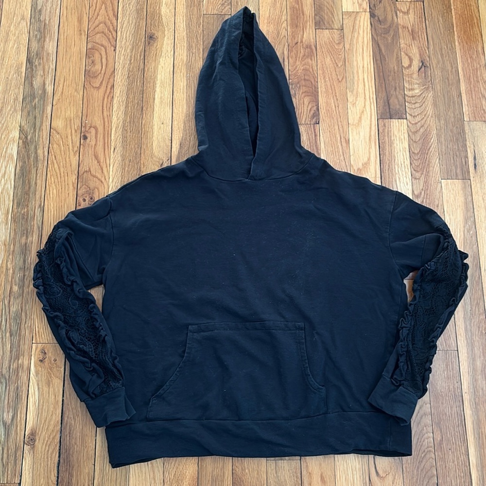 Lace-sleeve sweatshirt Medium